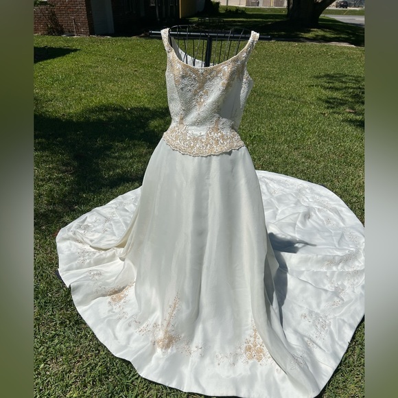 Wedding gown, preloved - Picture 12 of 15